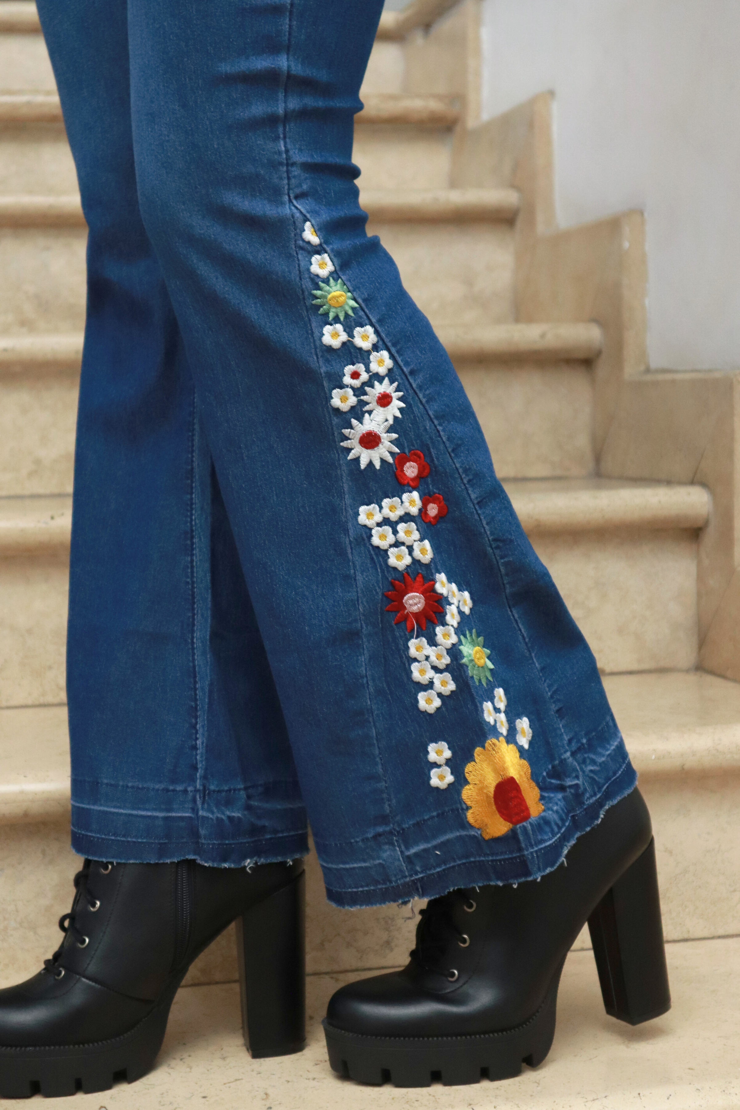 Jeans acampanados con flores